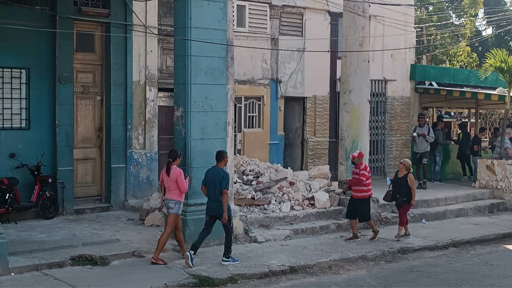 Cubanos en una calle habanera.