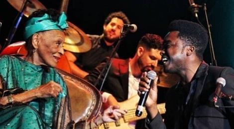 Omara Portuondo compartiendo escenario con Cimafunk.