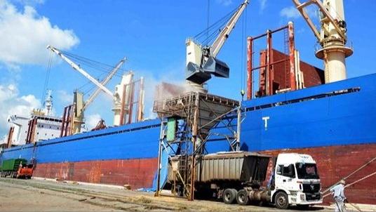 Operación de descarga de arroz en un puerto cubano.