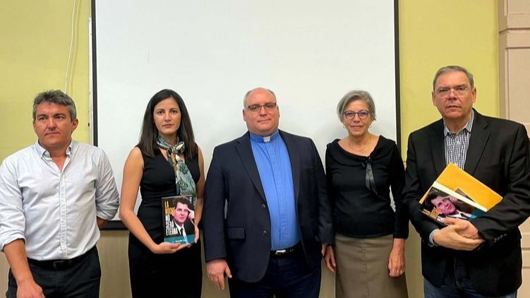 Rosa María Payá, su madre Ofelia Acevedo; el padre Juan Rumín Domínguez; el director de la editorial Hypermedia, Ladislao Aguado, y el periodista Juan Manuel Cao, durante la presentación de la versión digital del libro "La noche no será eterna" de Oswaldo Payá.