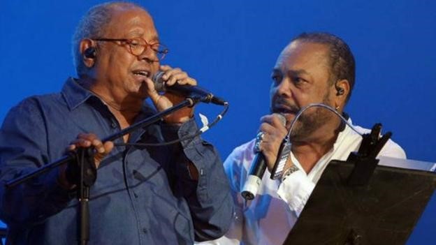 Pablo Milanés y Pancho Céspedes durante una presentación.