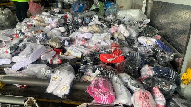 Parte del alijo de zapatillas con destino a Cuba incautado en Panamá.