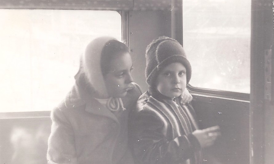 Marilín Pau Llosa y Ricardo Pau-Llosa, niños. 