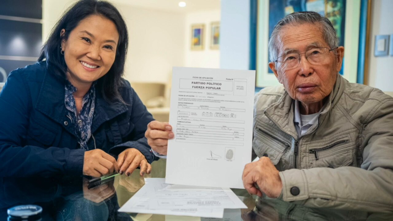 Alberto Fujimori afiliándose al partido fundado por su hija, Keiko.