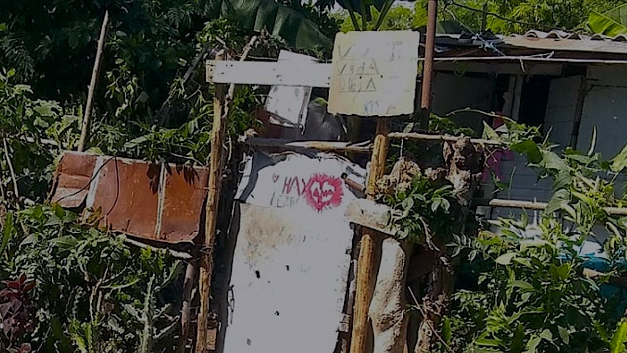 Una casa de un barrio insalubre en Santiago de Cuba.