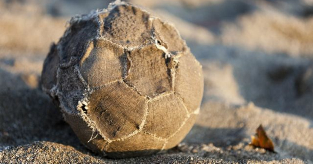 Restos de pelota de fútbol.