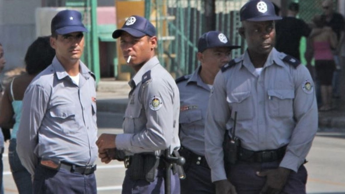 Policías cubanos.