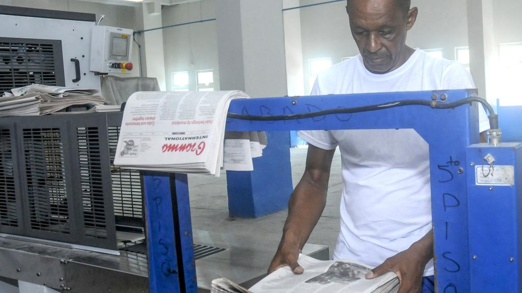 un trabajador laborando en el área de empaquetado de la Editora Granma, en La Habana.