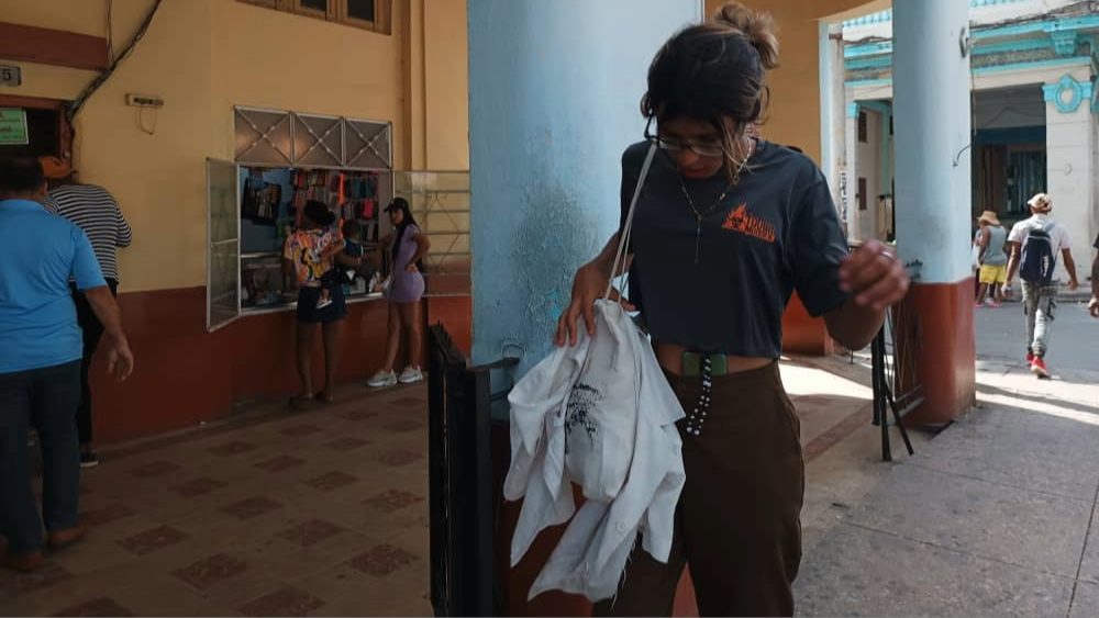 Una mujer en una calle cubana.