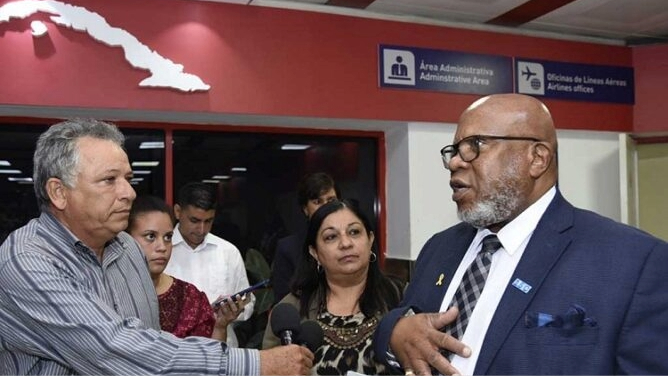 El presidente de la Asamblea General de la ONU, Dennis Francis, a su llegada a Cuba.