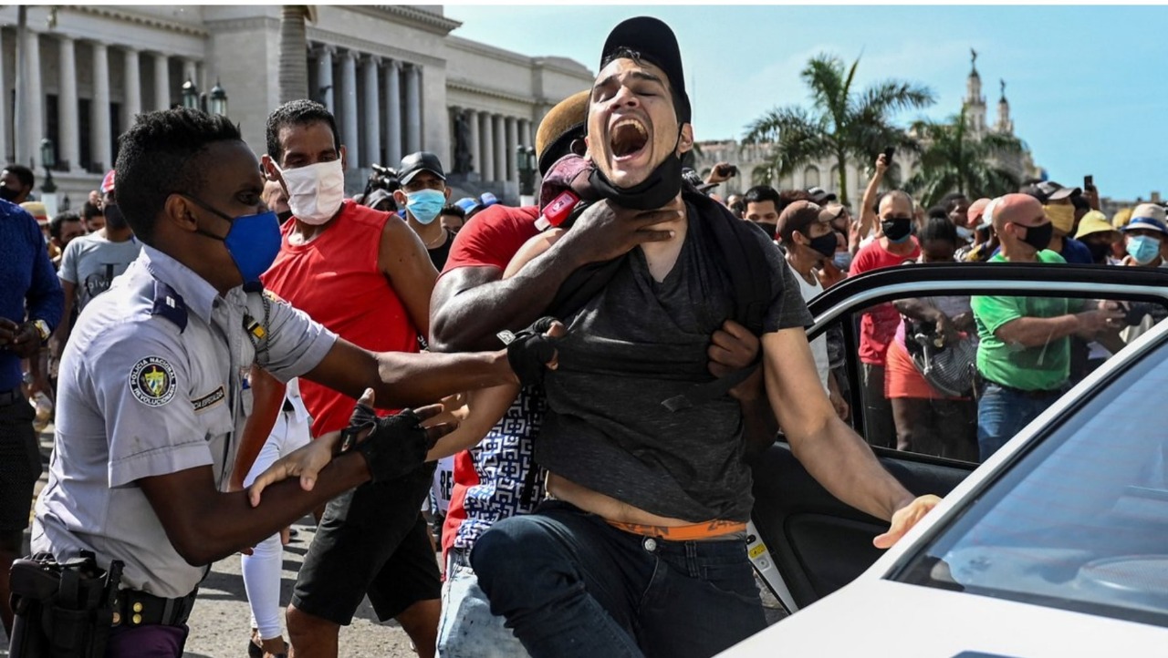 Rolando Remedios en el momento de su detención en el Capitolio habanero, el 11 de julio de 2021. 