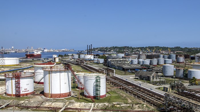 Tanques de la refinería Ñico López, en La Habana.