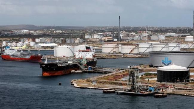 Petroleros en una terminal de PDVSA en Curazao.