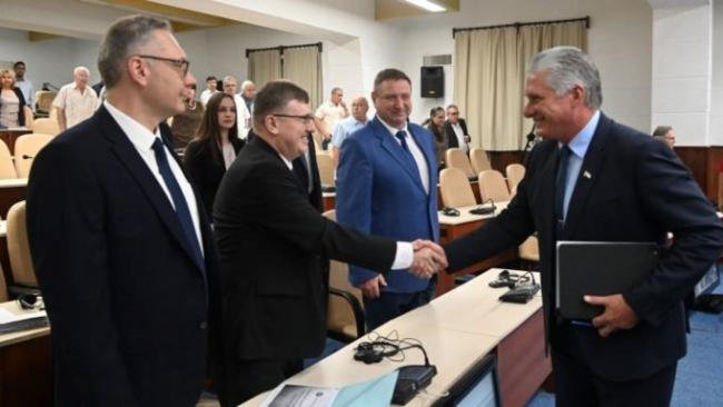 Miguel Díaz-Canel junto a los representantes del gobierno de Bielorrusia.