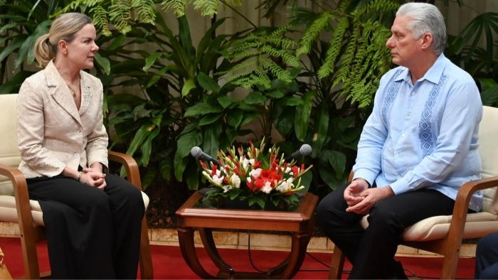 La presidenta del Partido de los Trabajadores de Brasil, Gleisi Hoffmann, y Miguel Díaz-Canel.