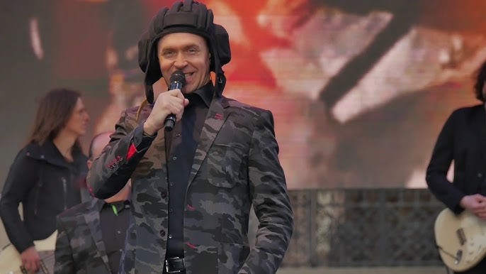 Mijaíl Turetsky, director del coro homónimo, con uniforme militar y gorro de tanquista durante una presentación.