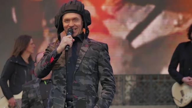 Mijaíl Turetsky, director del coro homónimo, con uniforme militar y gorro de tanquista durante una presentación.