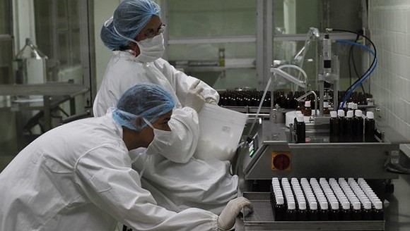 Técnicos cubanos en un laboratorio de BioCubaFarma.