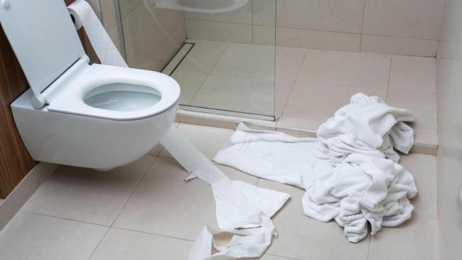 Un baño en desorden en una habitación de hotel en Cuba.