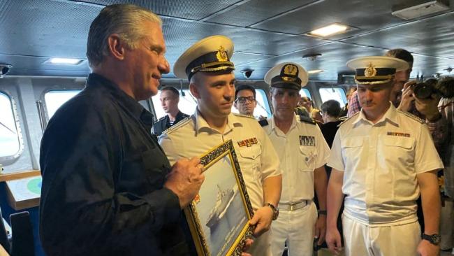 Miguel Díaz-Canel en la fragata rusa Almirante Gorshkov.