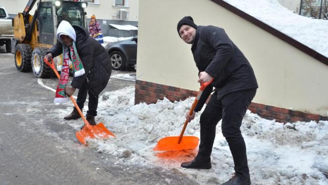 Un migrante cubano limpia la nieve en una calle de Moscú.