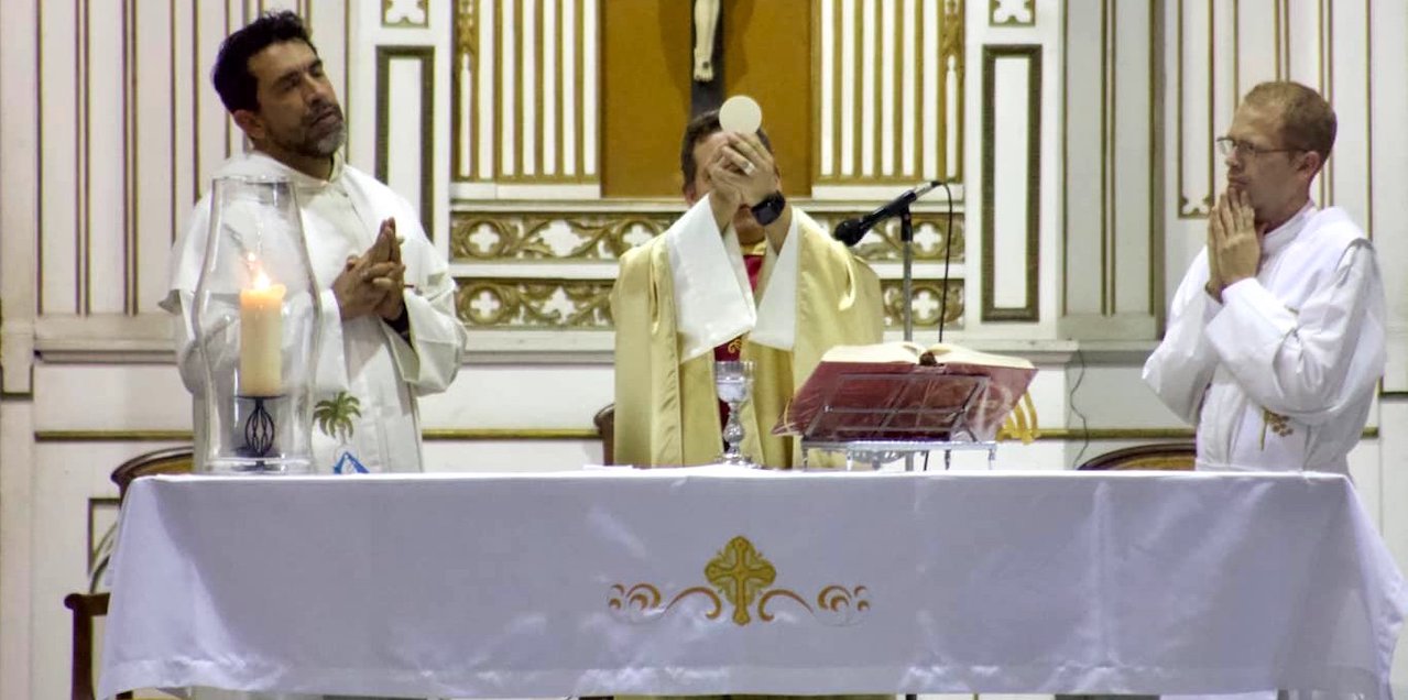 Sacerdotes cubanos en la misa por Oswaldo Payá y Harold Cepero.