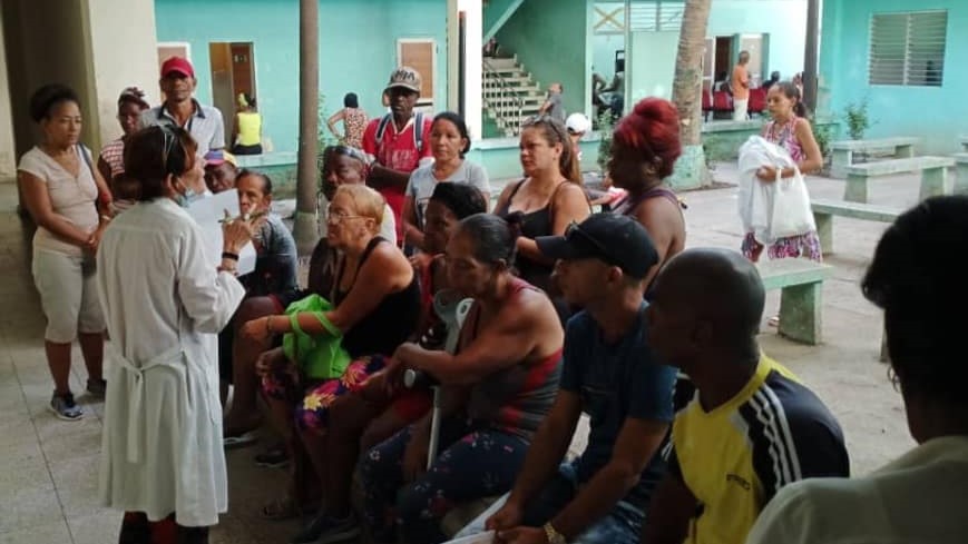 Charla en un policlínico en Santiago de Cuba sobre el peligro de las arbovirosis.