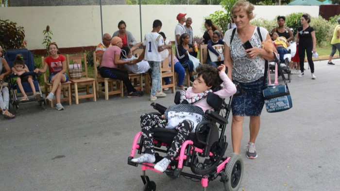 Entrega de las sillas de ruedas en Bayamo, Granma.