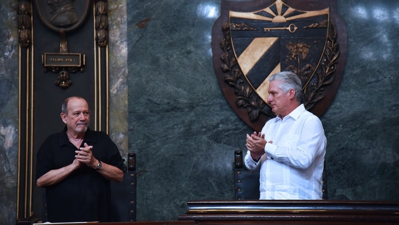 Silvio Rodríguez junto a Miguel Díaz-Canel al recibir su honoris causa en la Universidad de La Habana.