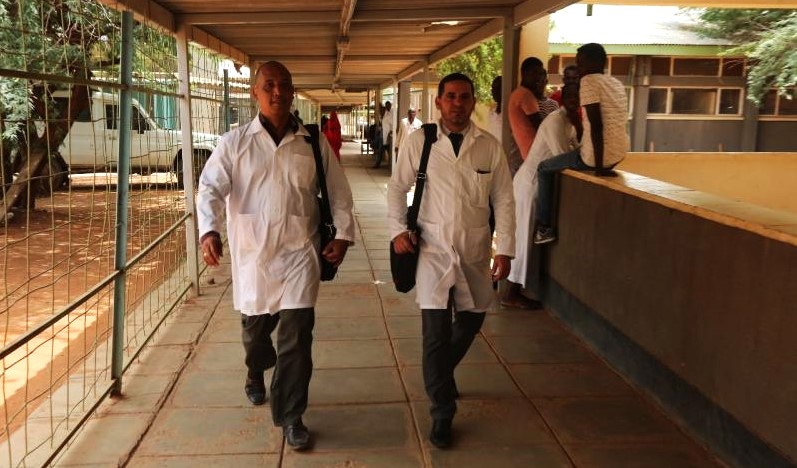 Los médicos cubanos Landy Rodríguez y Assel Herrera Correa.