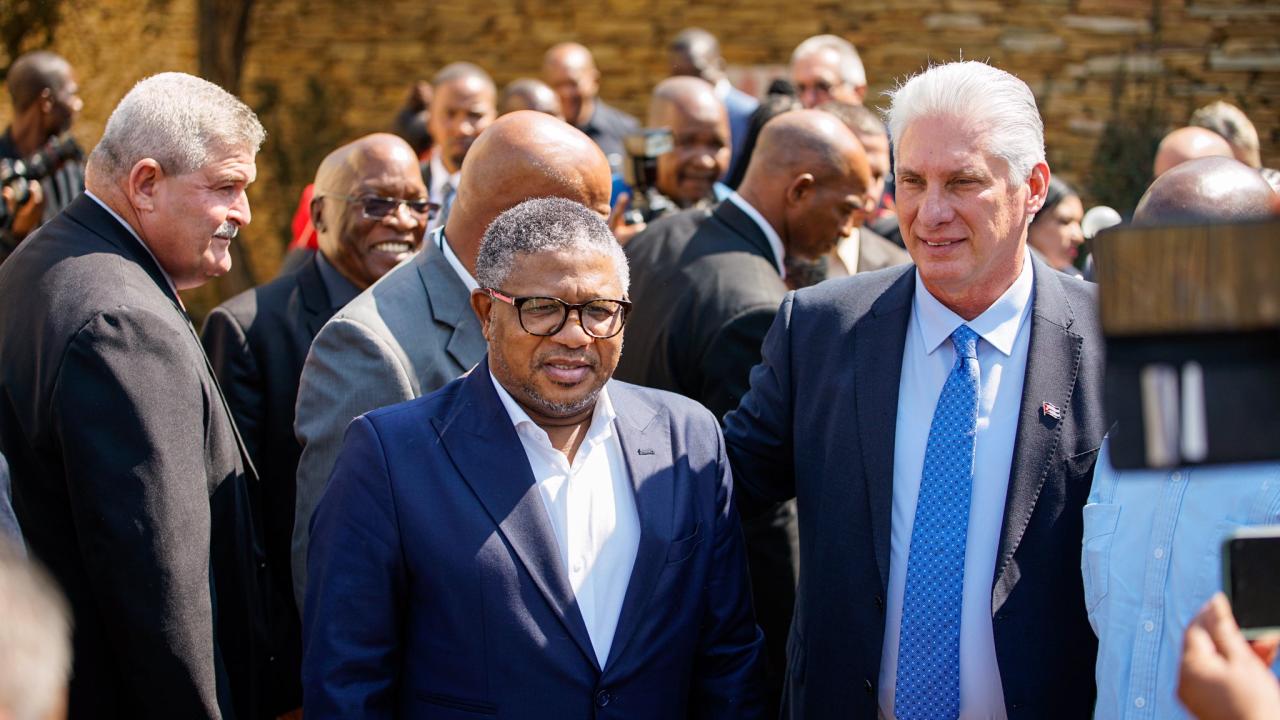 Fikile Mbalula, secretario general del ANC, y Díaz-Canel en Pretoria.