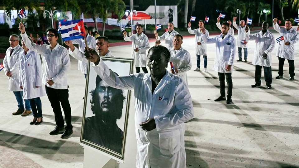 Médicos cubanos exportados a Sudáfrica.