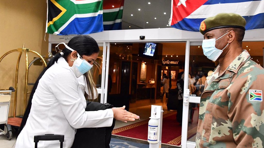 Una doctora cubana en la entrada de un hotel en Sudáfrica.