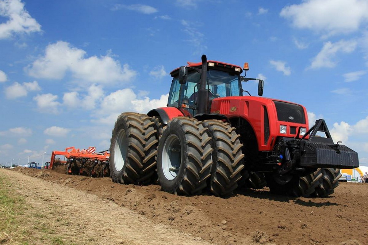 Tractor Belarús