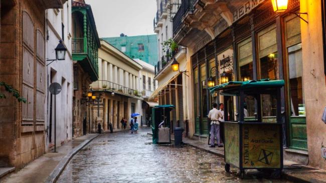 Calle Mercaderes llegando a Amargura, La Habana Vieja.