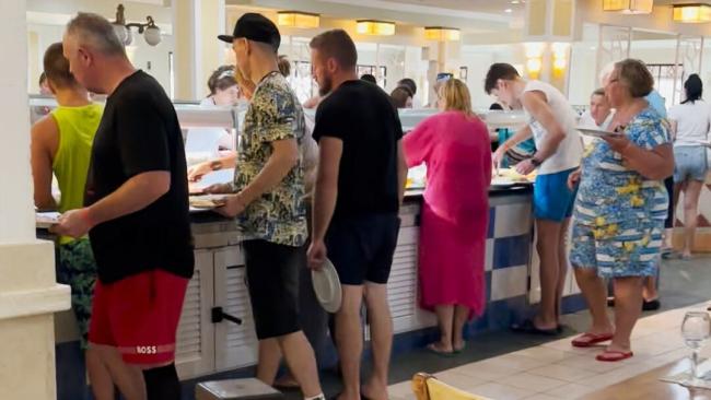 Turistas rusos sirviéndose en el buffet del Iberostar Laguna Azul, de Varadero.