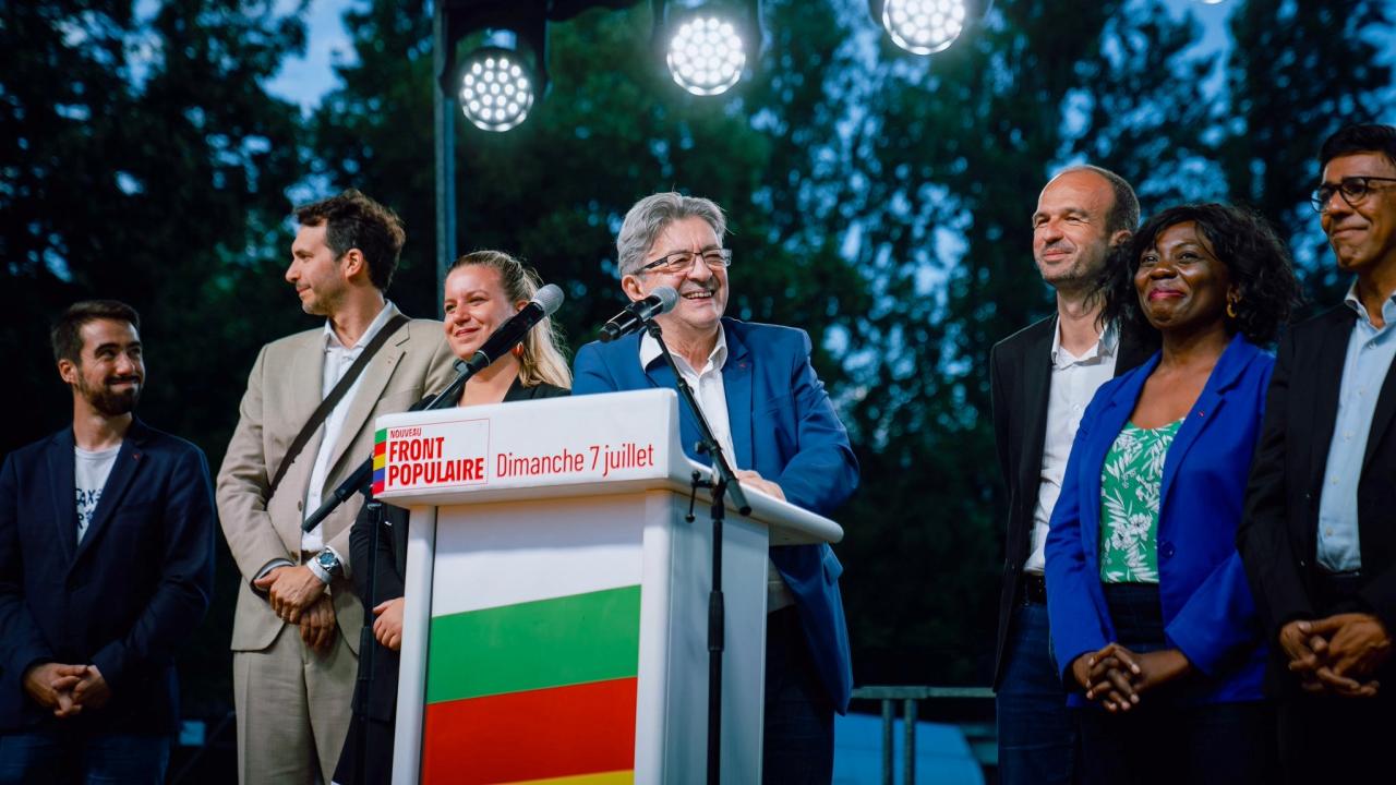 El líder de La Francia Insumisa, Jean-Luc Mélenchon (centro), celebra los resultados de las elecciones legislativas en Francia.