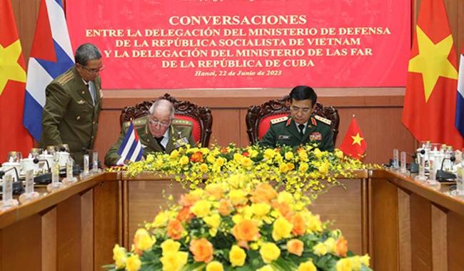 Álvaro López Miera, ministro del MINFAR, junto a Phan Van Giang, ministro de Defensa de Vietnam.