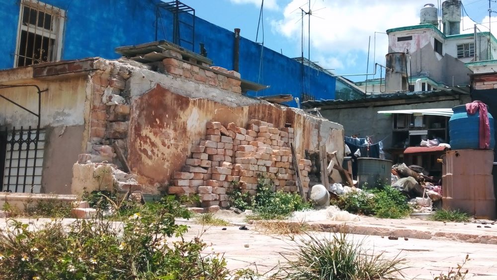 Una vivienda en mal estado en La Habana con bloques en el exterior.