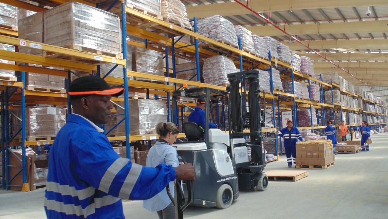 Trabajadores en una planta de la Zona Especial de Desarrollo.