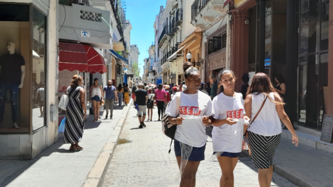 Cubanos en una calle de La Habana.