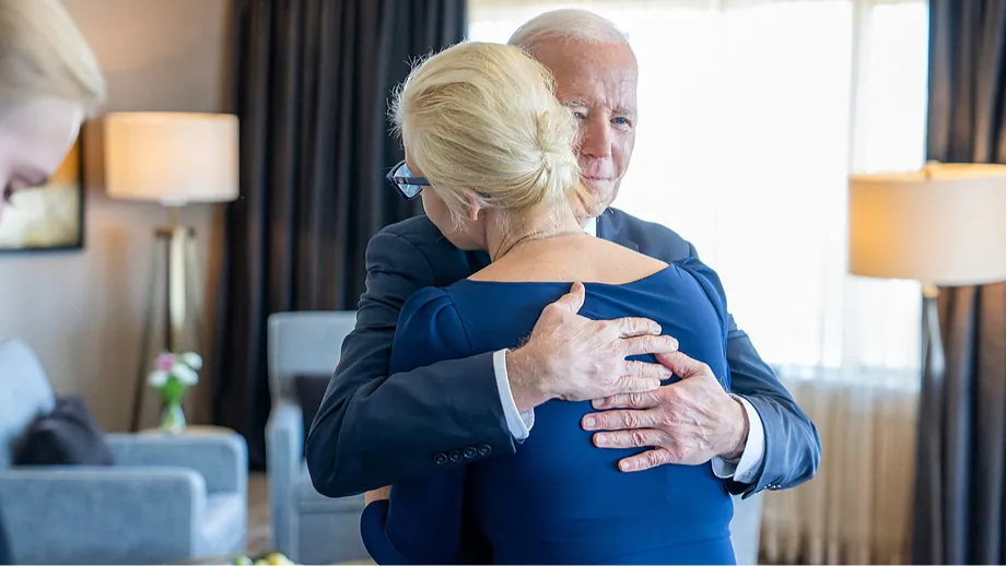 Joe Biden abraza a la viuda del opositor ruso Alexei Navalni, Yulia Navalnaya.