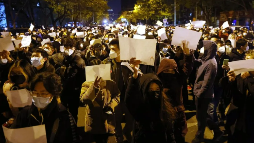 Manifestantes con hojas en blanco, en protesta por la censura generalizada en China.