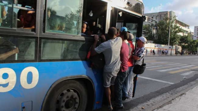 Una guagua atestada en La Habana.