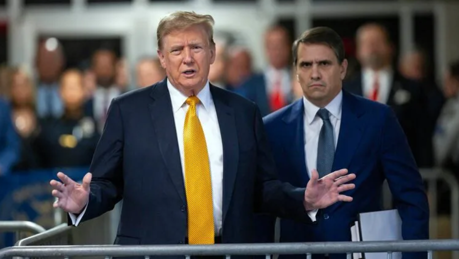 Donald Trump a la entrada del tribunal, en Nueva York.