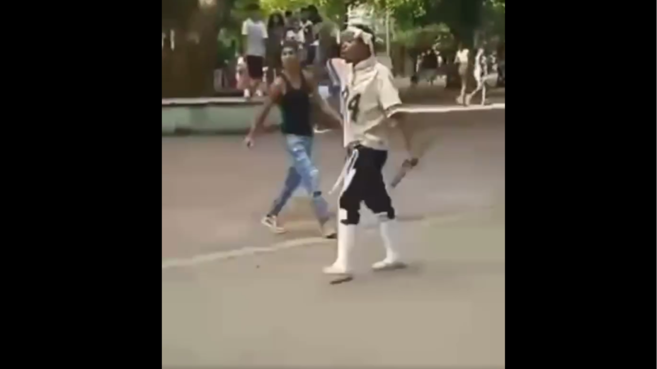 Un joven cubano con un machete en el municipio El Cerro, de La Habana.