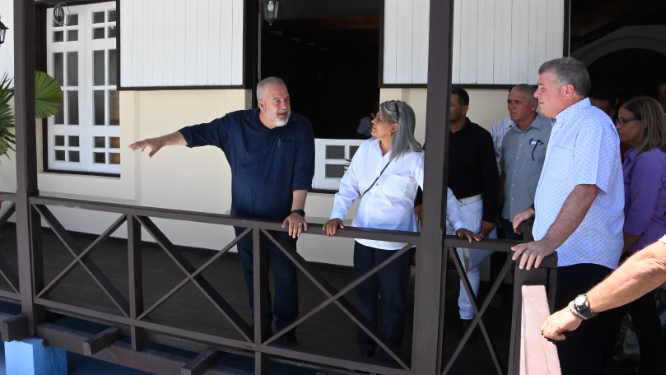 Manuel Marrero Cruz en su recorrido por Guantánamo.