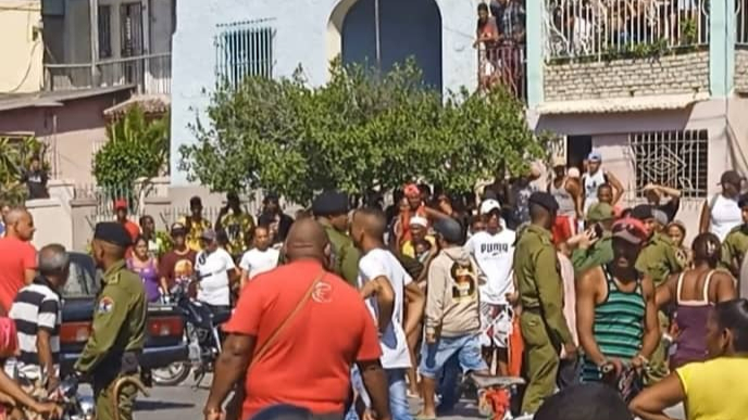 Fuerzas represivas en la protesta en Santiago de Cuba.