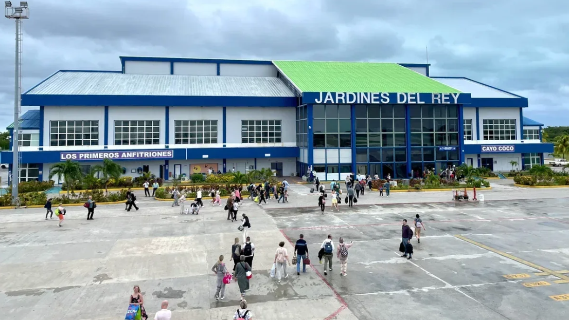 Turistas rusos arribando al aeropuerto de cayo Coco.