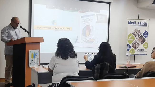 El periodista Andrés Cañizalez durante la presentación de un informe sobre la desinformación en contextos electorales.